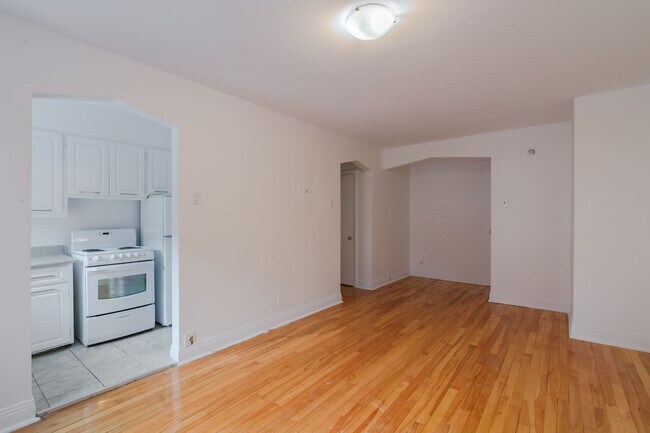 Building Photo - 3250 Av. Van Horne