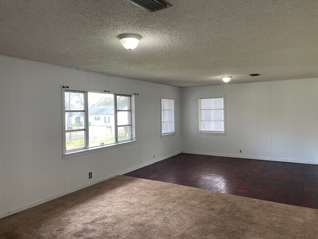 Building Photo - 615 Peyton Dr