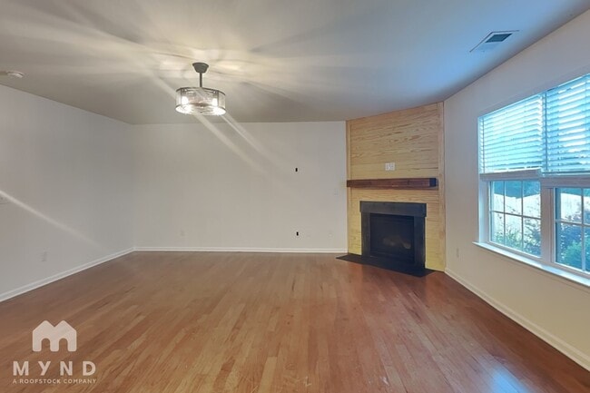 Building Photo - 1858 Woodstone Dr
