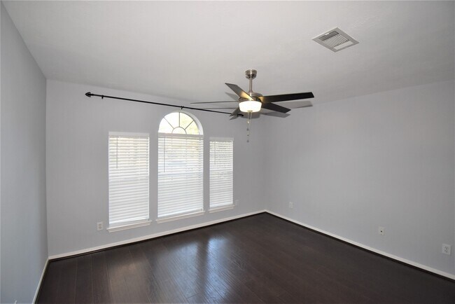 Building Photo - 18319 Forest Dew Dr