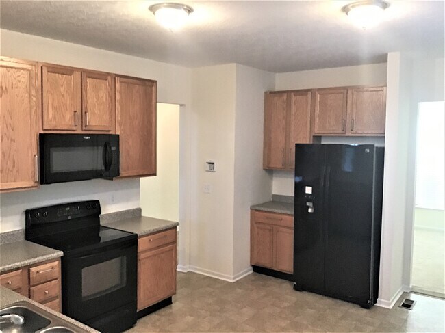 Building Photo - 2400 Oaktree Place