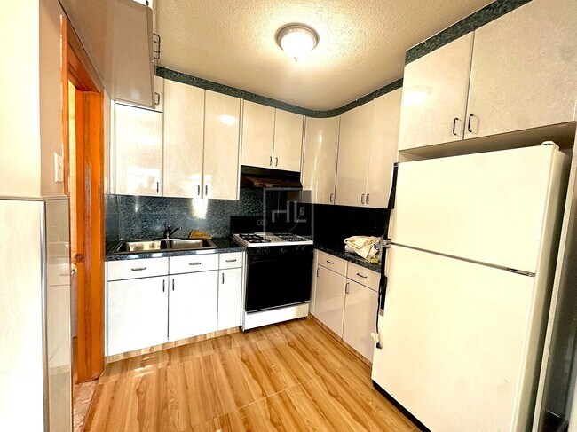 Building Photo - Expansive 2 Bedroom Apartment* All Utiliti...