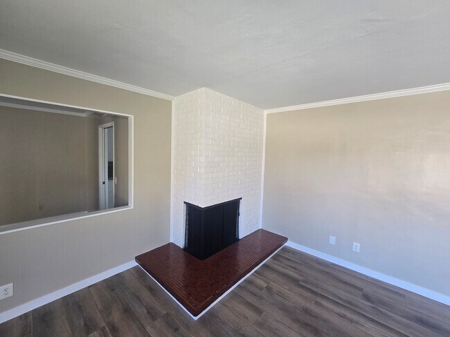 Building Photo - Cul-De-Sac Large 4 Bedroom 2 Bath Home w/F...