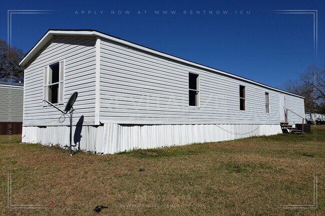 Building Photo - 3 Bedroom 2 Bath Mobile Home in Semmes!