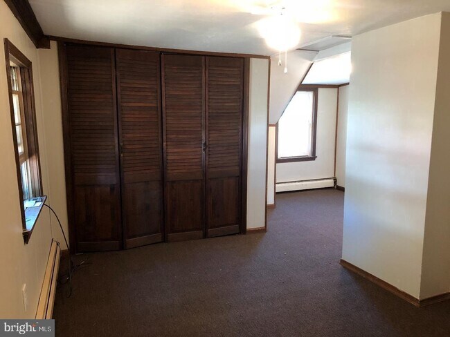 Building Photo - 735 Merlin St