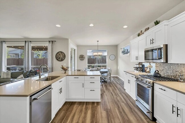 Building Photo - Stunning home with awesome amenities in Th...