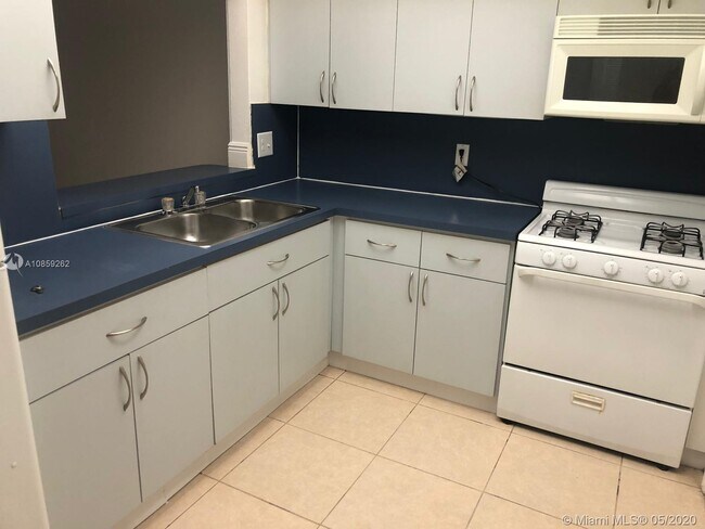Building Photo - 18111 NW 68th Ave  H101 Hialeah Fl 33015