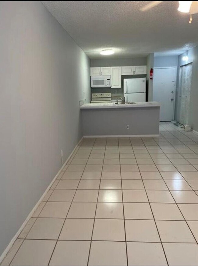 Building Photo - 2701 Riverside Dr