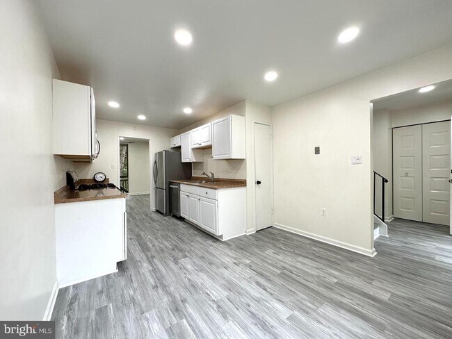 Foto del edificio - 8119 Inverness Ridge Rd
