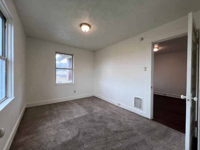 Building Photo - 610 Short St