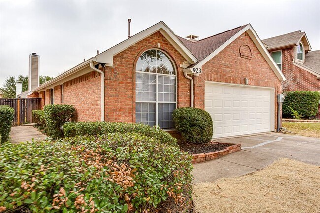 Building Photo - 923 Golden Grove Dr