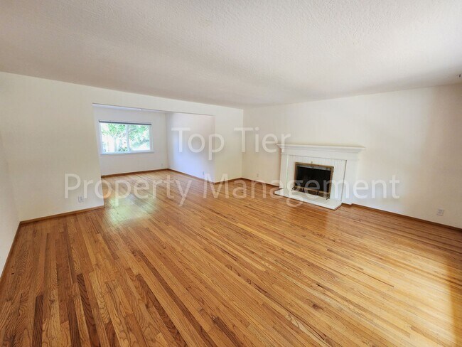 Building Photo - Beautiful 4 bed / 3 bath / 2,363 sqft Sing...