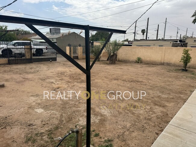Building Photo - Compact 2 Bedroom 1 bath home with parking...