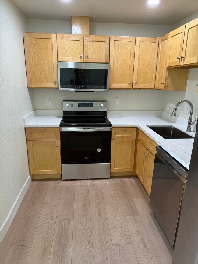 Foto del edificio - 3099 Laurel Dr