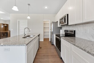 Building Photo - 726 ELMWOOD St