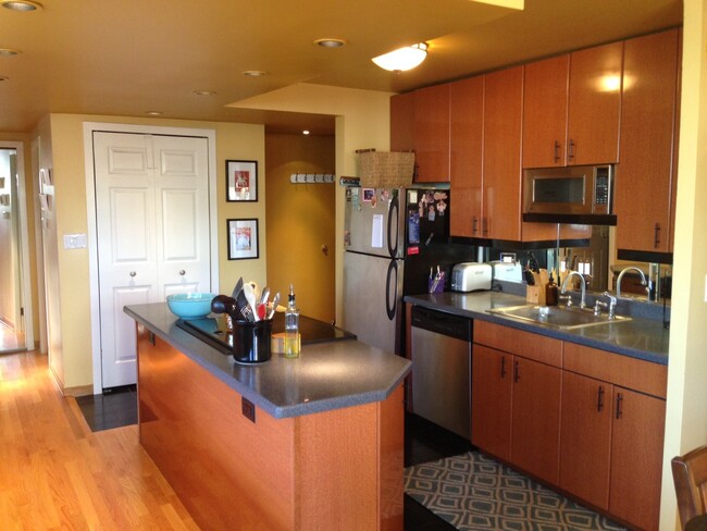 Building Photo - 2700 N Hampden Ct