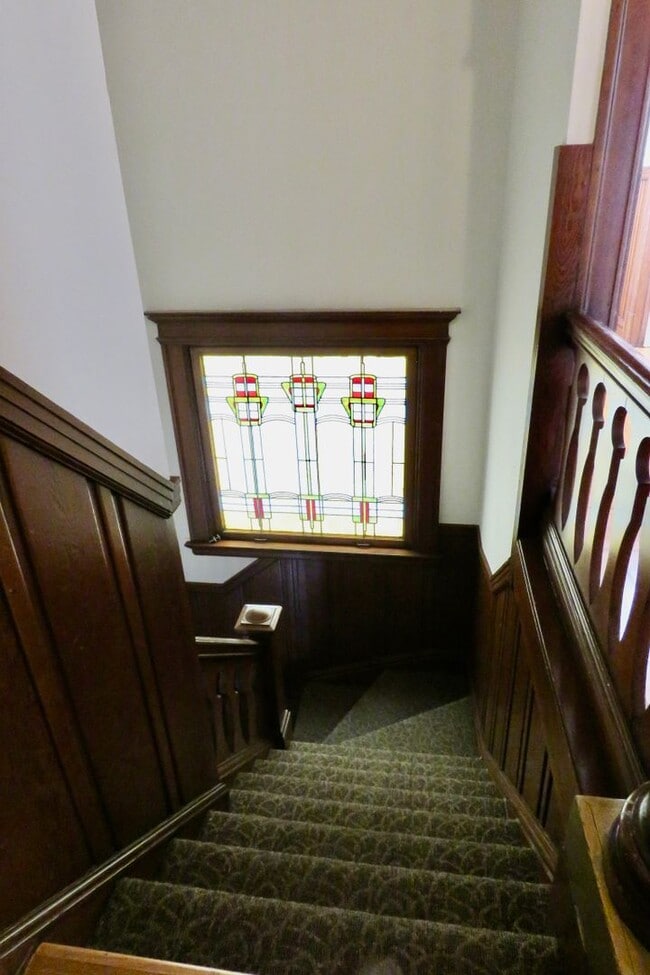 Building Photo - Huge and Beautiful Classic Top Floor Condo
