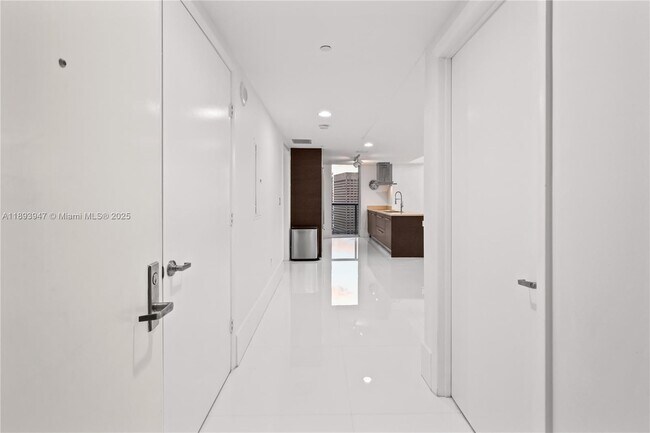 Building Photo - 495 Brickell Ave