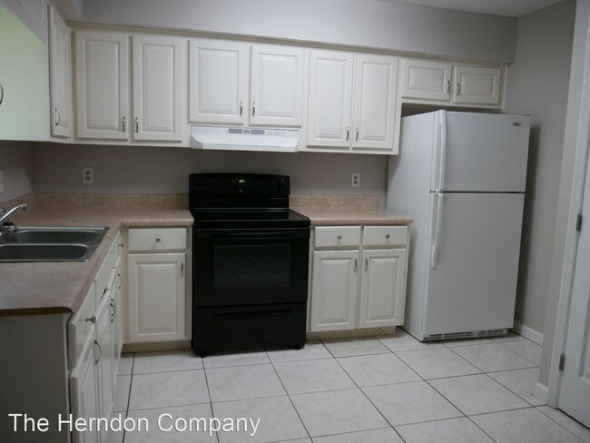 Building Photo - 3 br, 1.5 bath House - 201 W. Hill Street