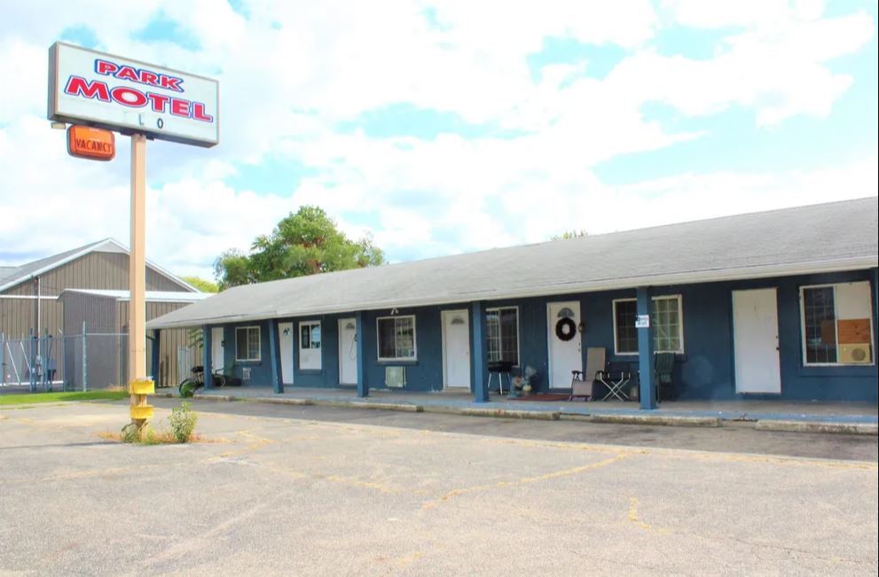 Primary Photo - 1351 Columbia Ave W