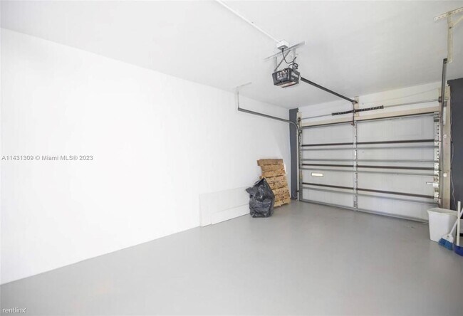 Foto del edificio - 3 br, 3 bath House - 5601 White Cedar Ln