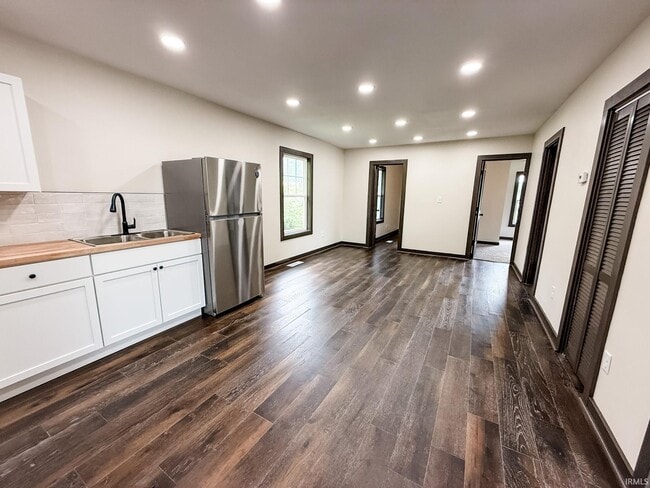 Building Photo - 1900 N Market St