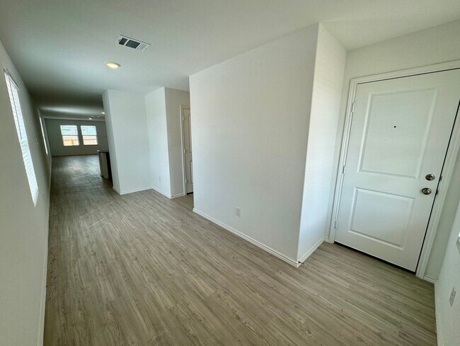 Foto del edificio - Brand New 4 bed, 2 bath in NBTX!