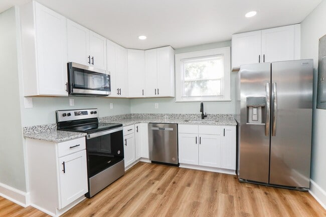 Building Photo - Charming Bungalow