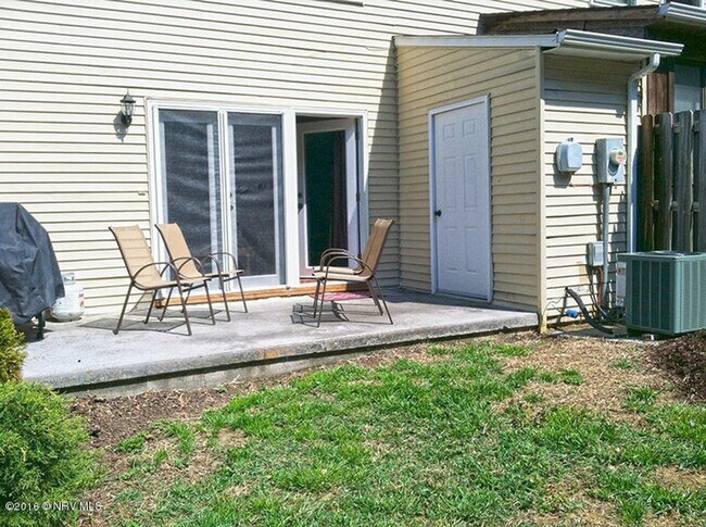 Building Photo - 3 Bedroom 1 full and 2 half bath Townhouse