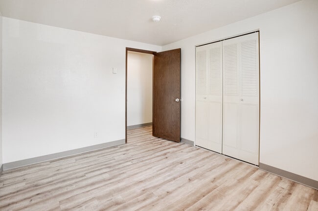 Building Photo - Lookingglass Apartments