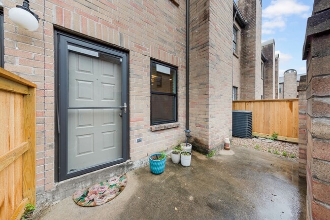 Foto del edificio - 9800 Pagewood Ln