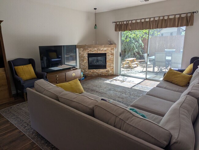 Foto del edificio - COMING SOON in August! Furnished Townhome in Boulder Pointe with All Utilities included - 3 bedro...