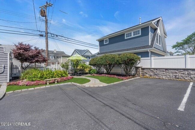 Building Photo - 208 4th Ave