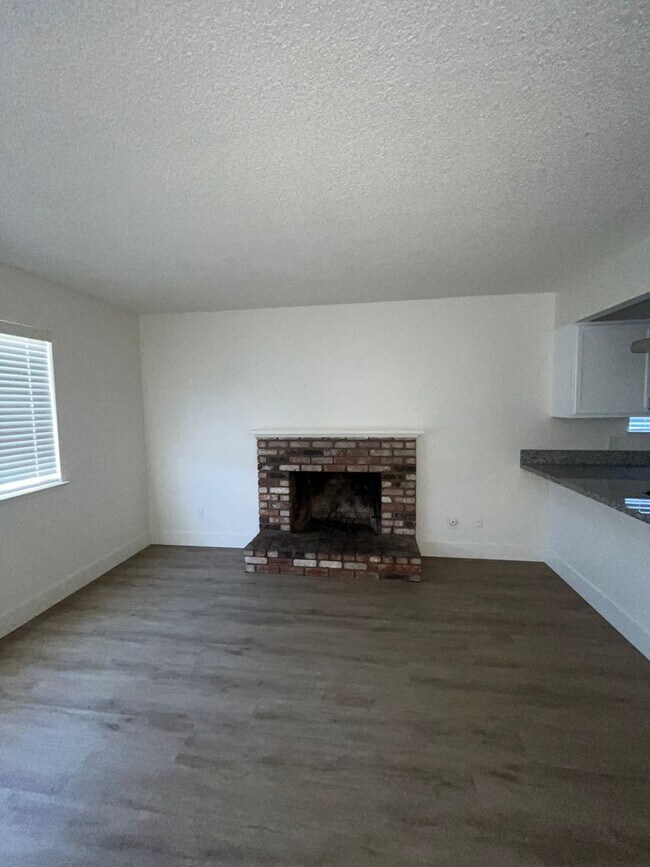 Building Photo - 1055