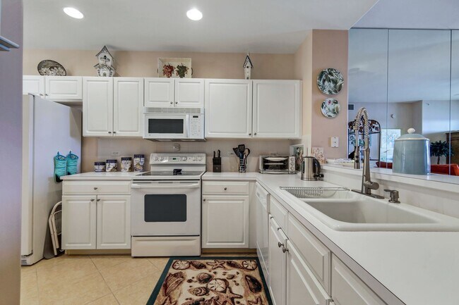 Building Photo - 2 bedroom/2 bath - Lakeview Condo