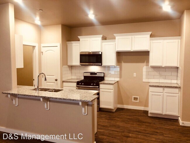 Building Photo - 3 br, 2 bath House - 5211 Oakwood Villas C...