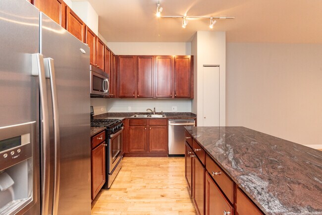 Building Photo - 550 W Fullerton Pky