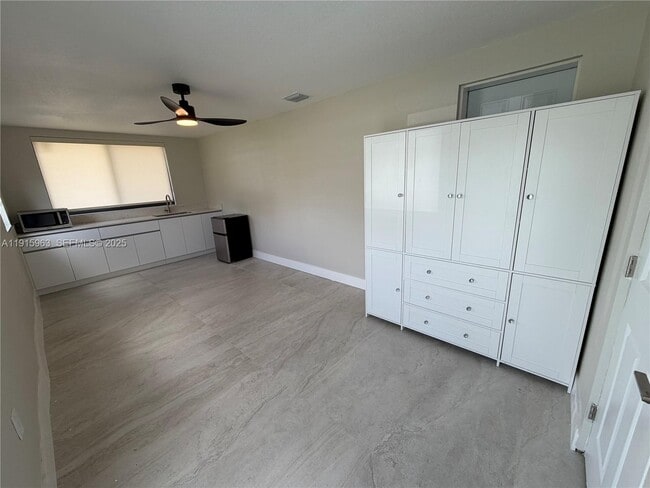 Foto del edificio - 7330 SW 11th St