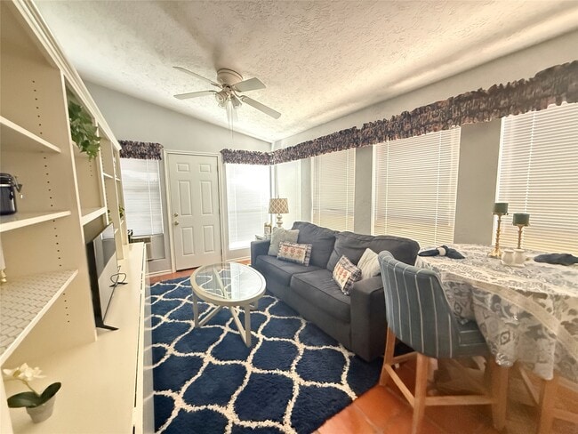 Building Photo - 728 Hogan Dr