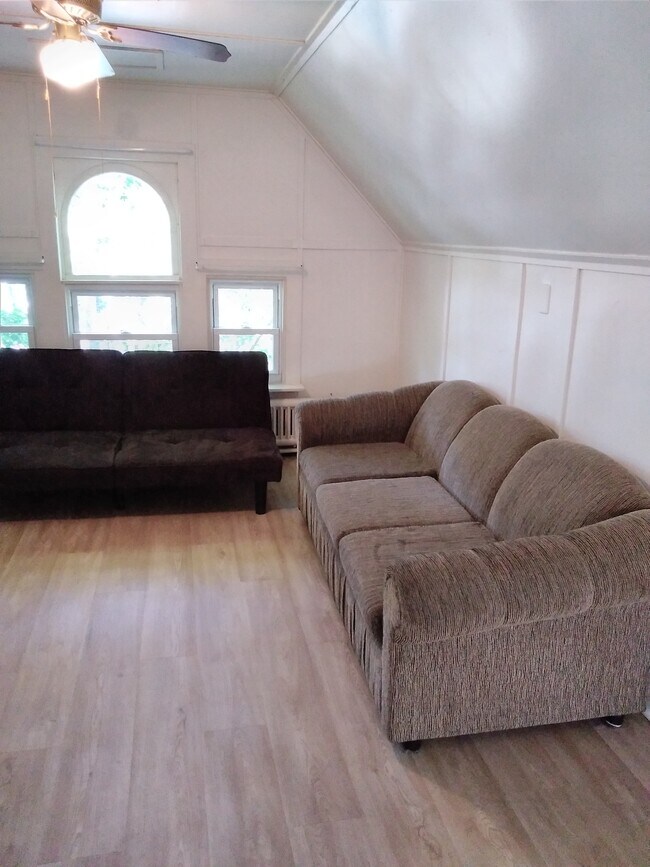 Common/Living room 3rd - 438 N Aurora St