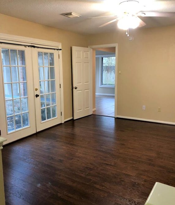 Foto del edificio - 2246 Middle Creek Dr