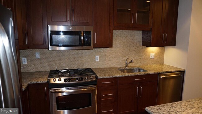 Foto del edificio - 8220 Crestwood Heights Dr