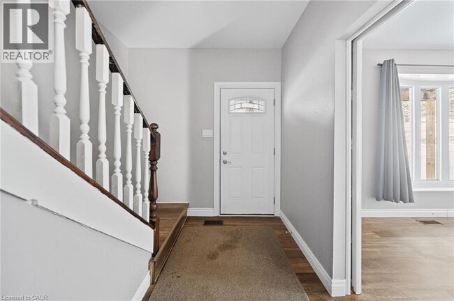 Building Photo - 123 Sutherland St E