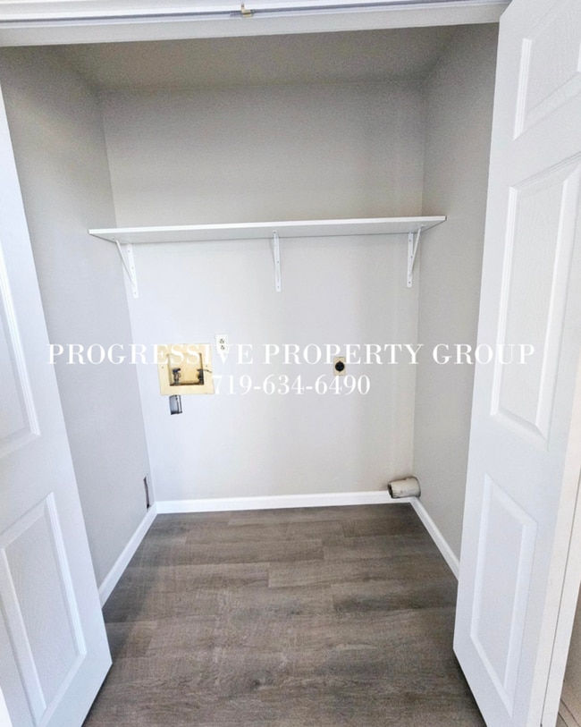Building Photo - Beautiful townhome with private backyard
