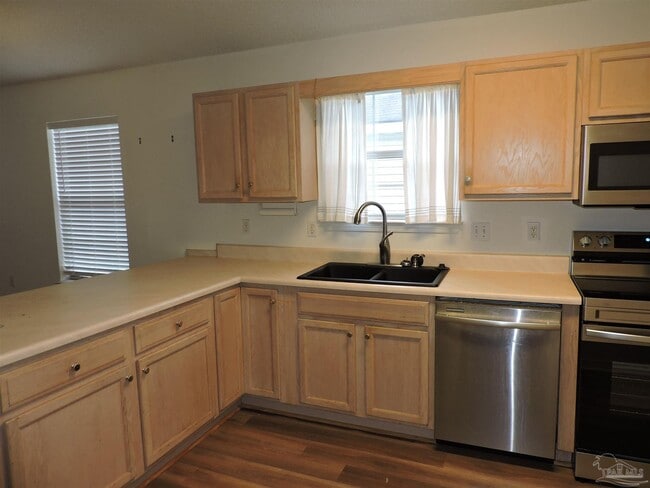 Building Photo - 2320 Trailwood Dr