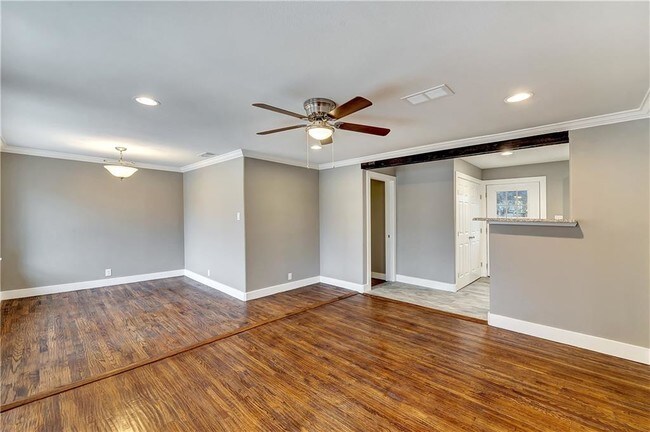 Building Photo - 2933 Shorewood Dr
