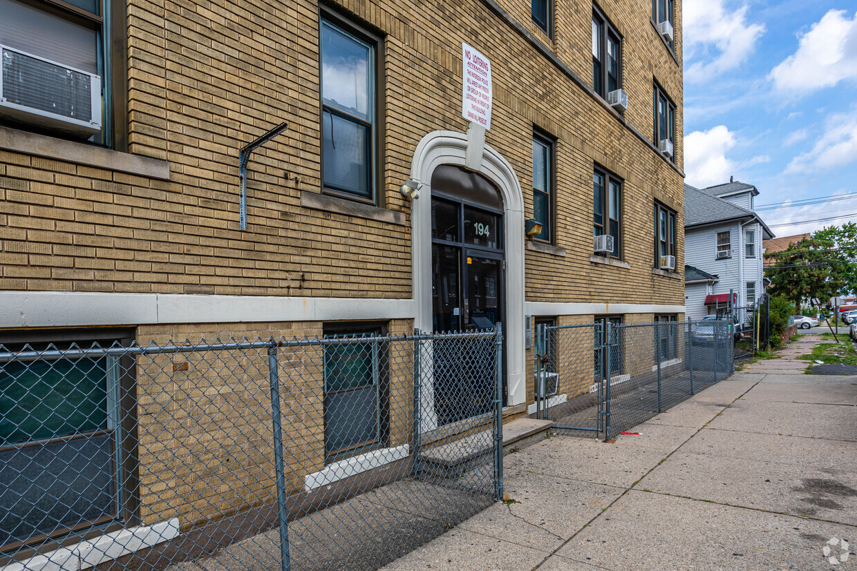 Entrada - 194 E 31st St