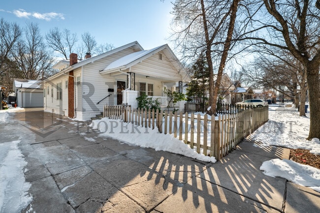 Building Photo - 410 S Estelle St