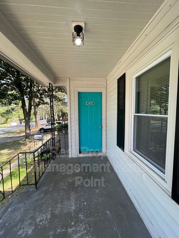 Building Photo - 454 Birney St NE
