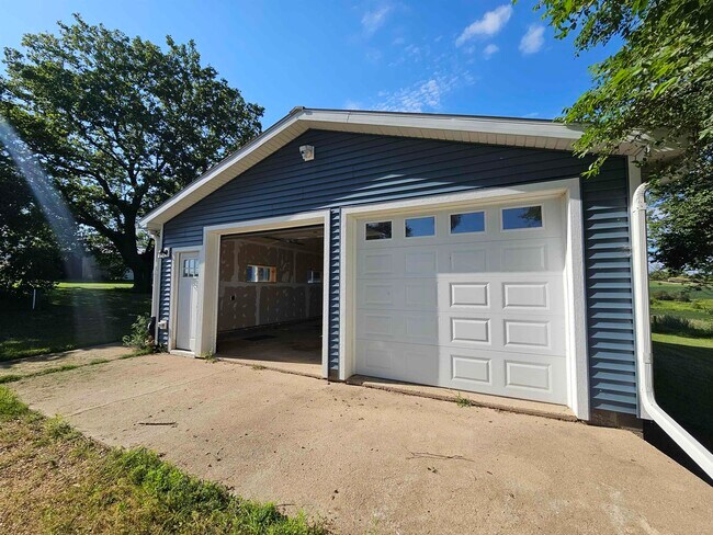 Building Photo - 826 S Prairie Rd